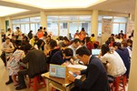 人潮擠爆資料填寫區