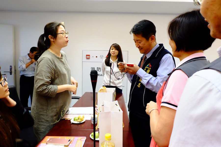 20-雇主座談會-中場休憩局長和與會廠商貴賓交流