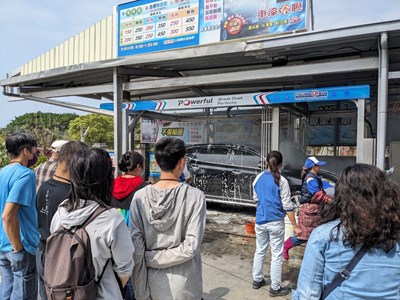 身心障礙者營隊職場體驗-加油站洗擦車體驗