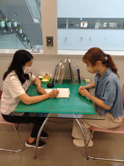 以個別一對一方式進行諮商,釐清職涯迷思