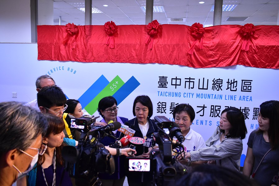 勞工局局長接受媒體採訪