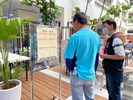 就服員向求職民眾說明職缺