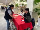 就服員向廠商進行宣導