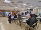 輔導員協助求職民眾資料填寫