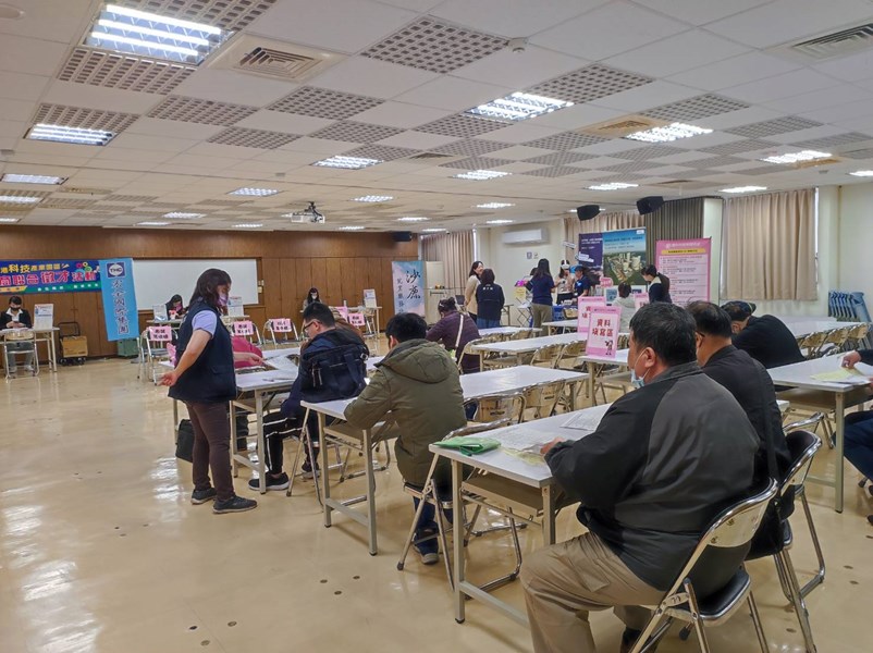 輔導員協助求職民眾資料填寫