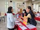 求職民眾至服務台報到及領取職缺表情形[1]