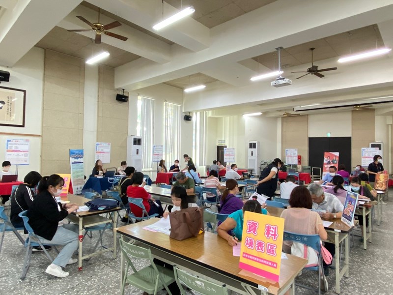 活動中心湧入許多市民朋友前來尋職[1]