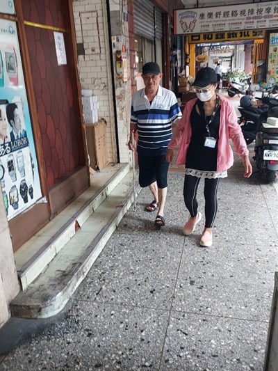 視協員採人導法協助視障者走路前往工作_0