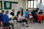 徵才廠商面試與民眾詳談工作內容與各項福利