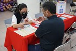 身障專區向有需求的民眾介紹各項專案內容