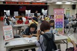 民眾填寫履歷表準備面試心儀的公司職缺