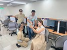 講師向分組練習中的學員進行教學