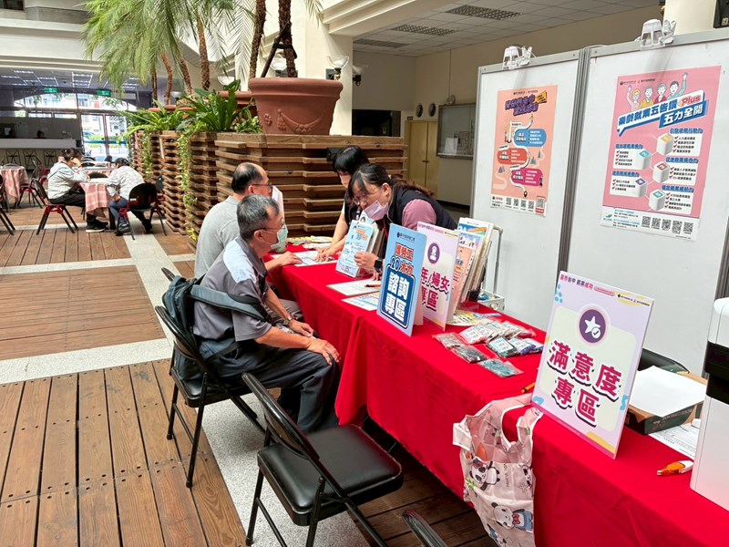 就服處同仁與民眾宣導中高齡就業促進專案及護勞工20大力