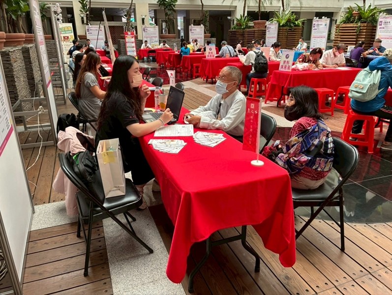 求職民眾與廠商面試情形