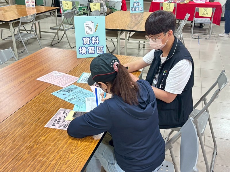 就服員協助外籍民眾填寫履歷表