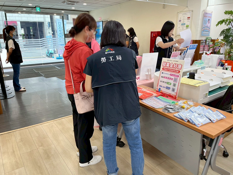 求職民眾填寫滿意度兌換禮品