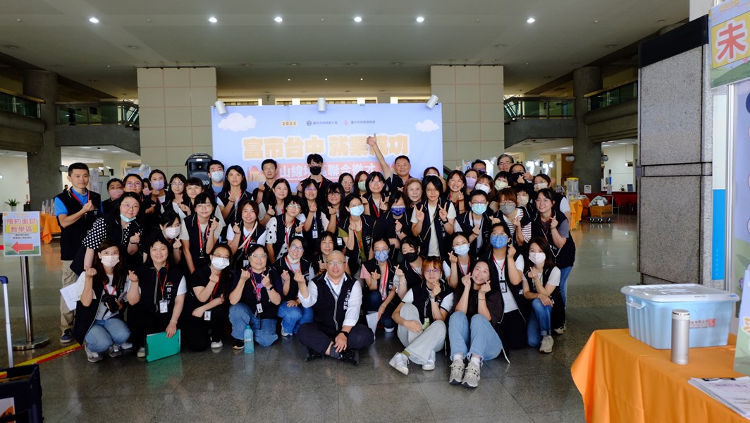 36卓站長佳興與豐原就服站同仁合影