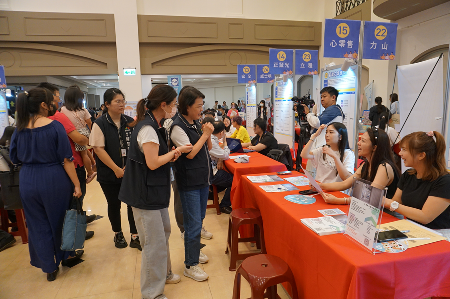 長官至廠商攤位致謝