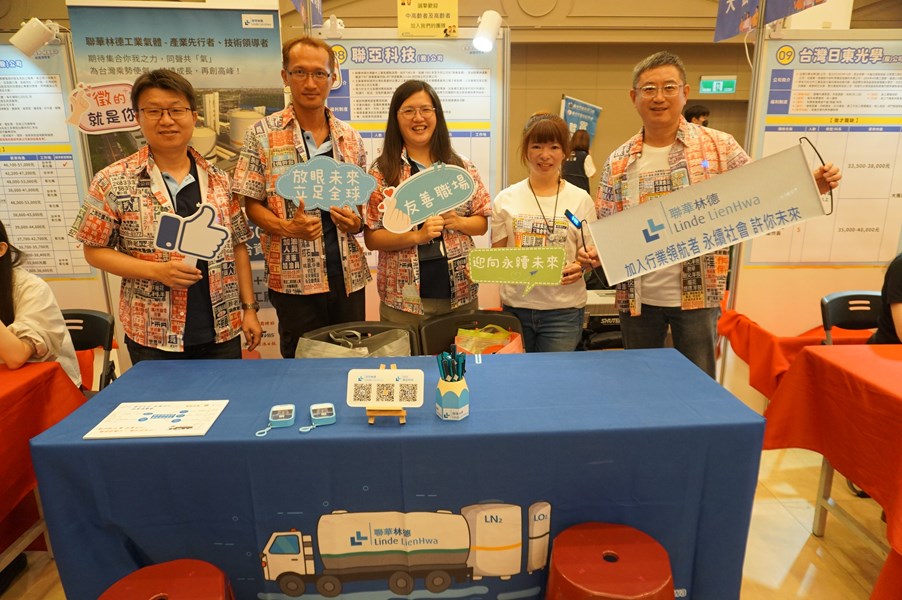 徵才廠商活動前攤位佈置