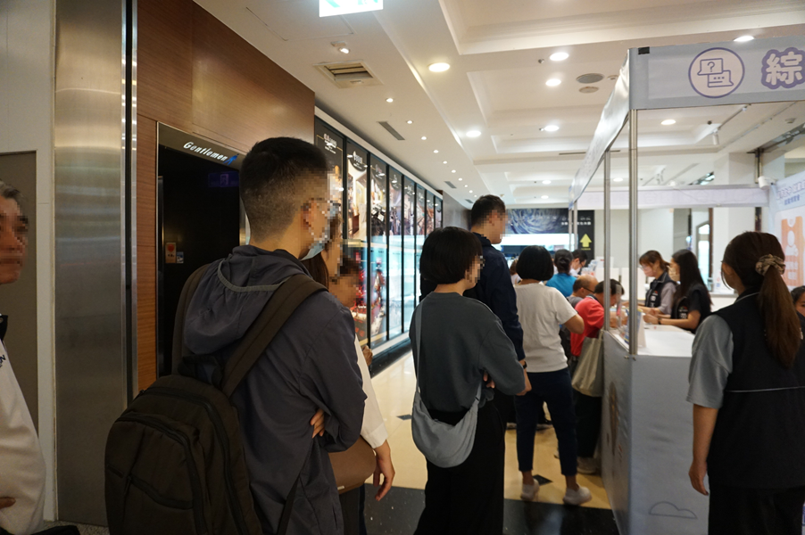 求職民眾排隊報到領取徵才職缺資料