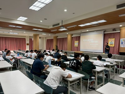 企業代表向同學說明面試眉角01