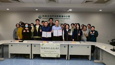 勞工局與林保署臺中分署簽訂後全體合影_0