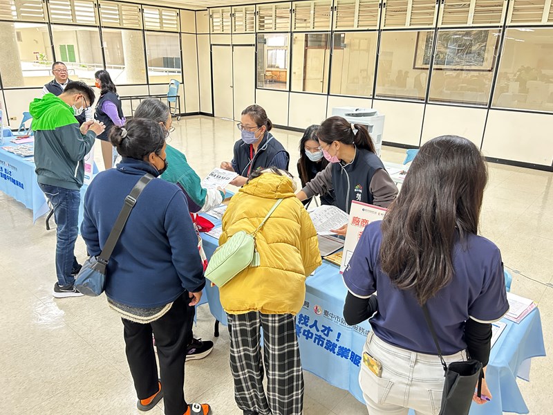 3求職民眾於綜合服務台報到領取職缺摺頁