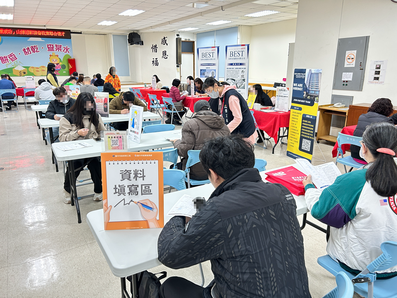 7活動會場湧入人潮及求職民眾填寫情形