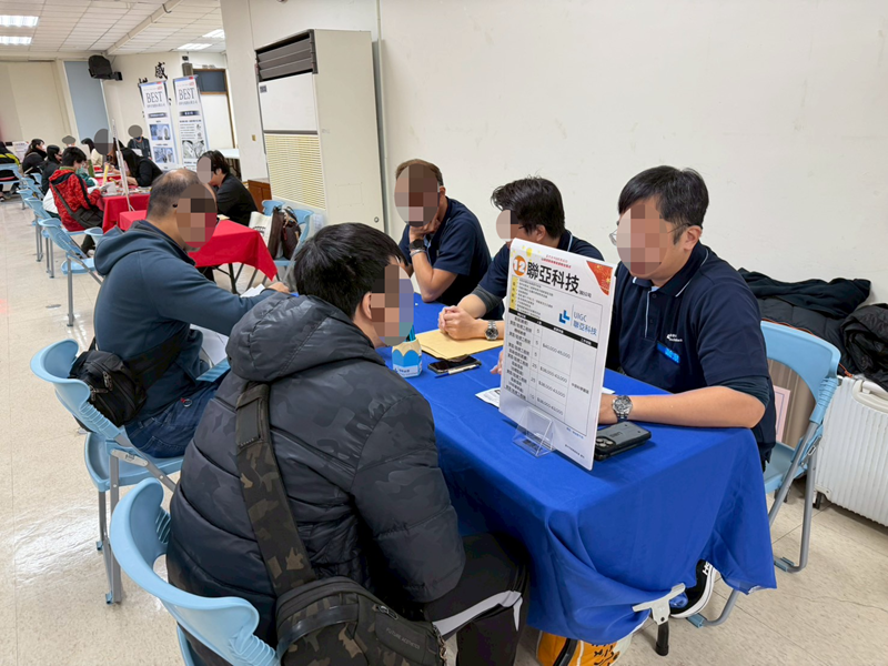 11廠商與求職民眾面是情形及說明福利制度等