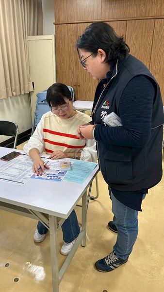 協助求職民眾填寫履歷資料