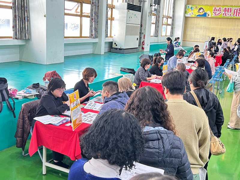 15-現場民眾積極參與面試湧現排隊人潮