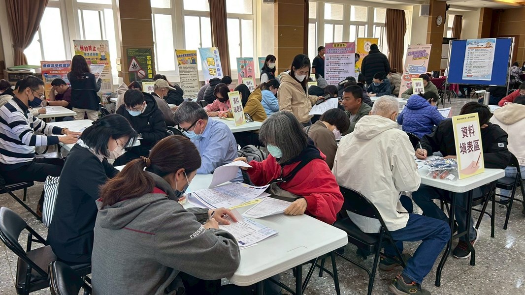 求職民眾填寫履歷前往面試