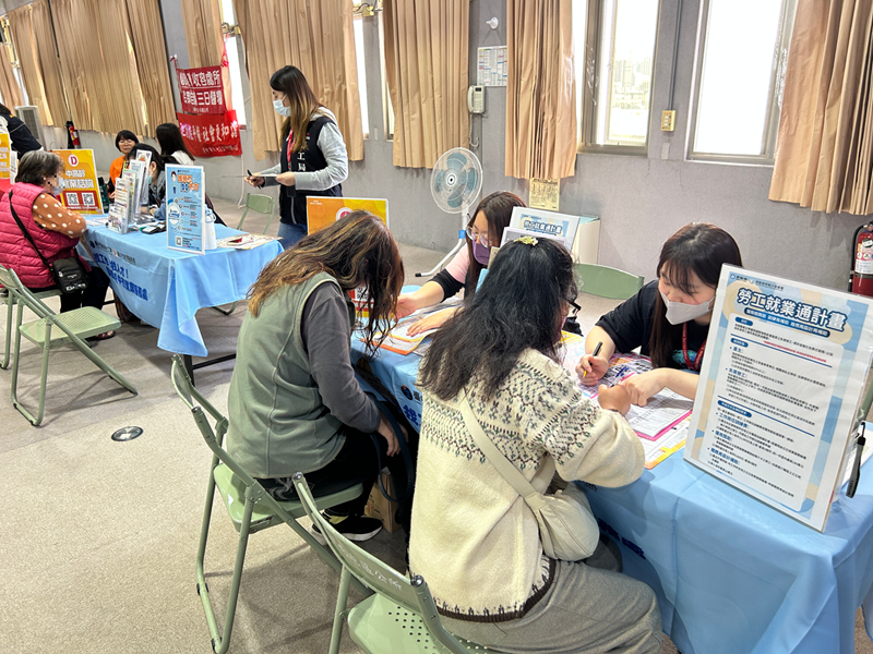 05-活動現場提供青年及婦女就業諮詢