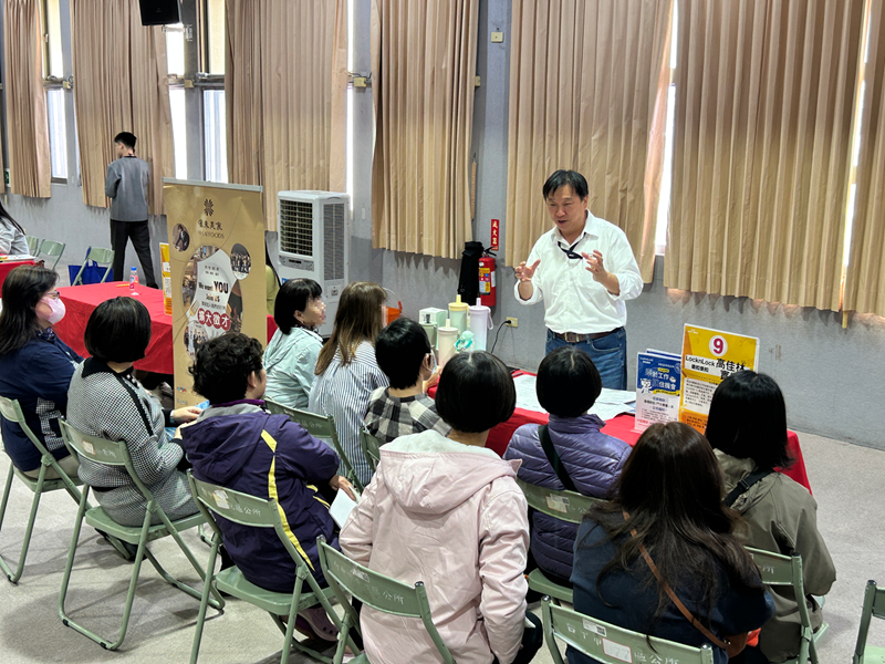 10-企業說明會結束，民眾踴躍參與面試