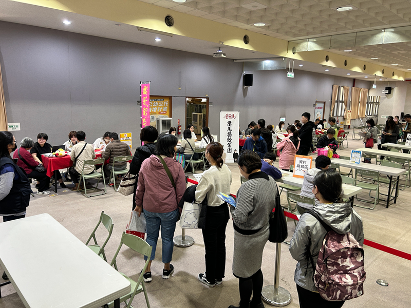 14-活動現場湧現排隊面試人潮