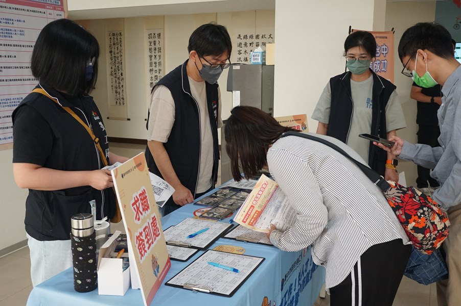 民眾現場確認報名資料