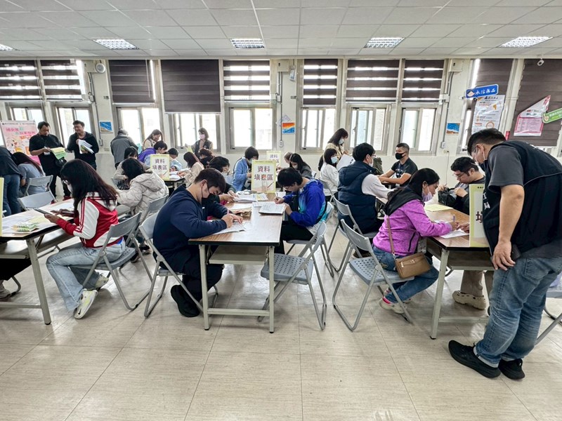 活動會場湧入人潮及求職民眾填寫情形