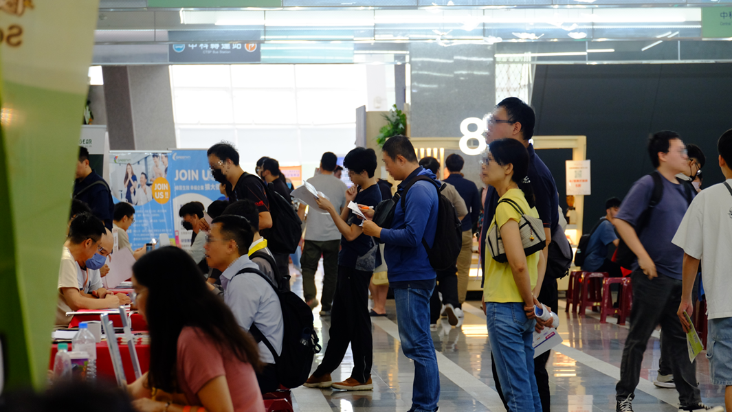 12-求職民眾積極爭取面試機會