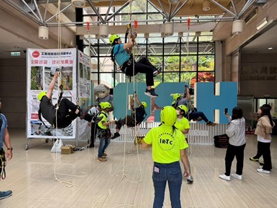 irtc台灣工業繩索技術訓練中心協會雙繩垂降高空工作體驗
