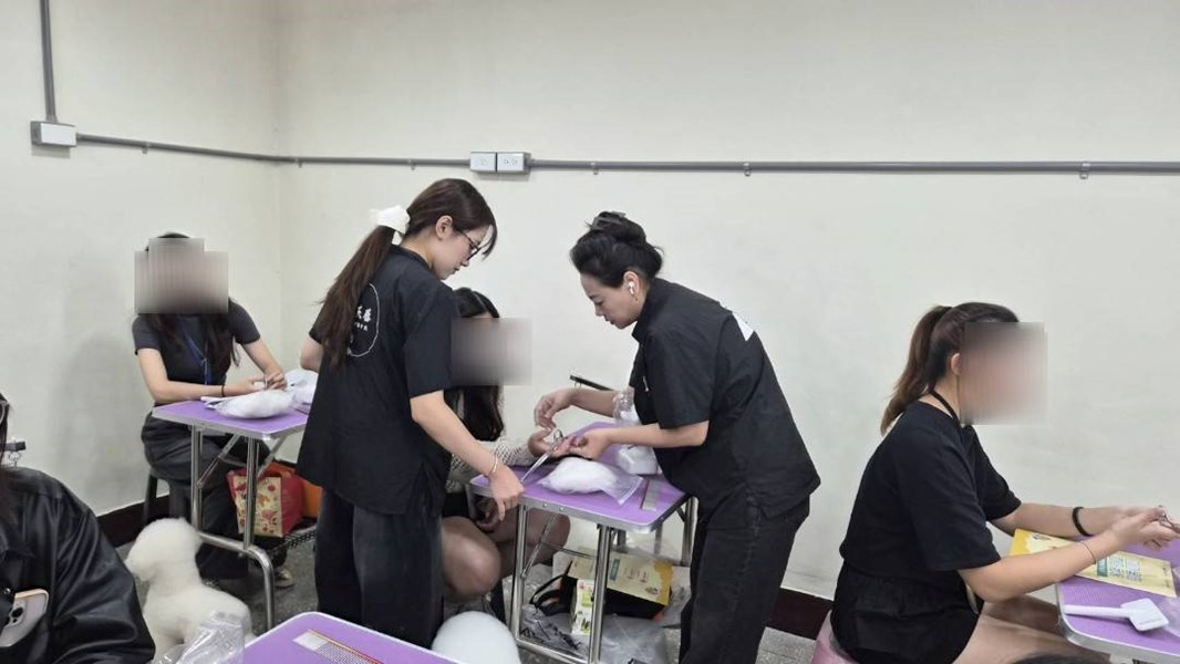 職場導師細心指導學員操作