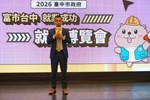 中友百貨公司協理為現場民眾打氣