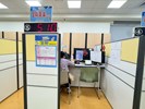 廠商與求職者講解工作