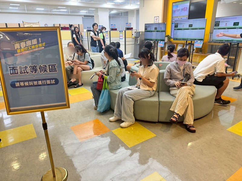 活動現場湧入許多求職人潮