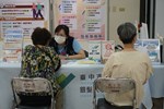 現場提供民眾中高齡就業資源介紹與諮詢服務