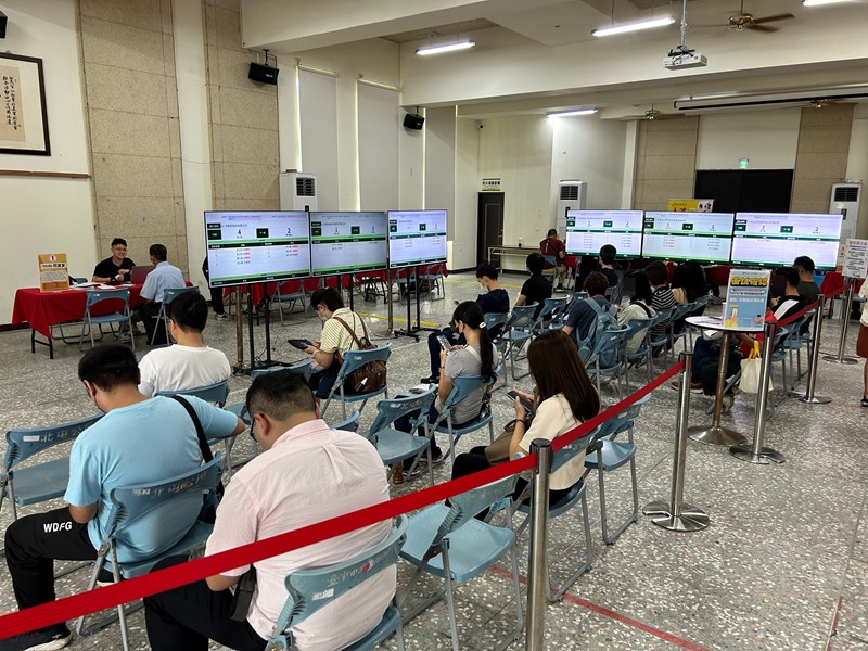 11-民眾於等候區等待廠商叫號面試