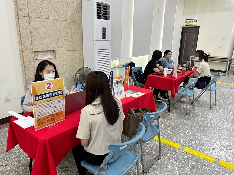 12-民眾依叫號依序前往廠商攤位面試