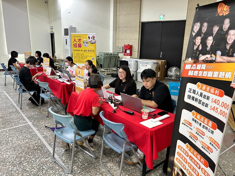 13-廠商與求職民眾面談情形