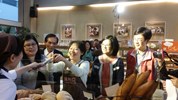 市長夫人蒞臨「瑪利MAMA手作麵包」，不但參與揉製「老麵」麵糰，更品嚐了我們新鮮出爐的麵包