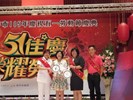 黃局長與模範勞工合影 (1)