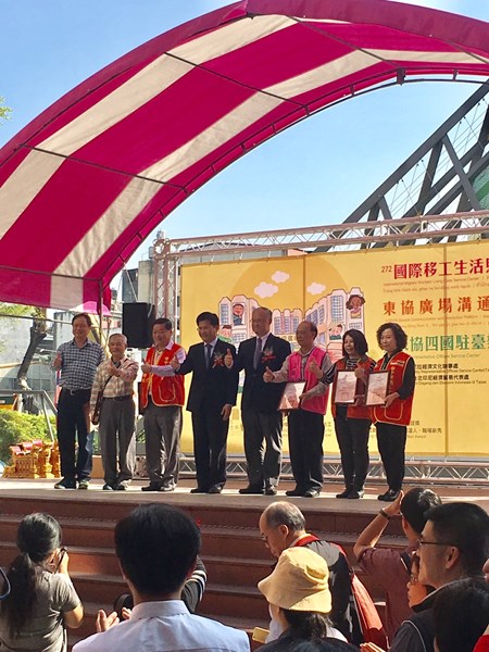 全體人員東協廣場和影